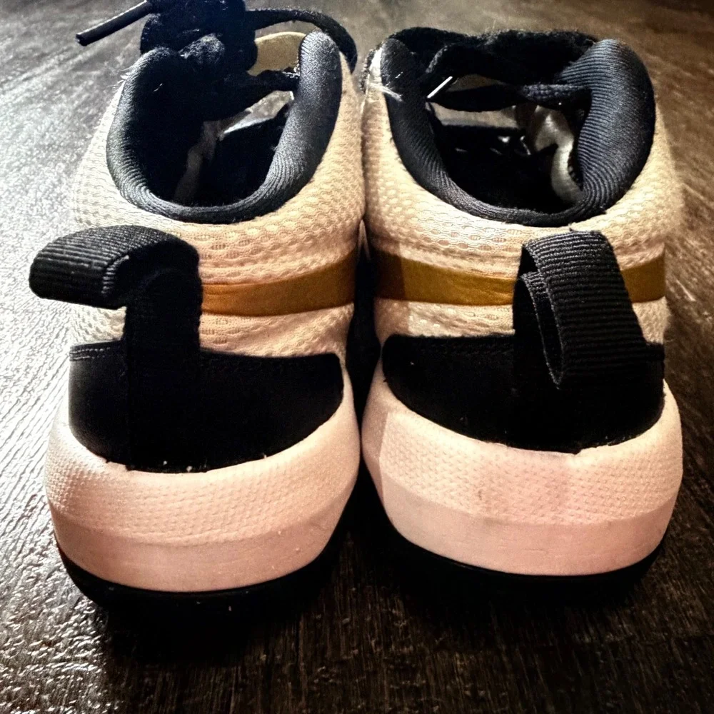 Nike Team Hustle D 8 Kids Size 5Y Black White Gold Basketball Shoes Sneakers